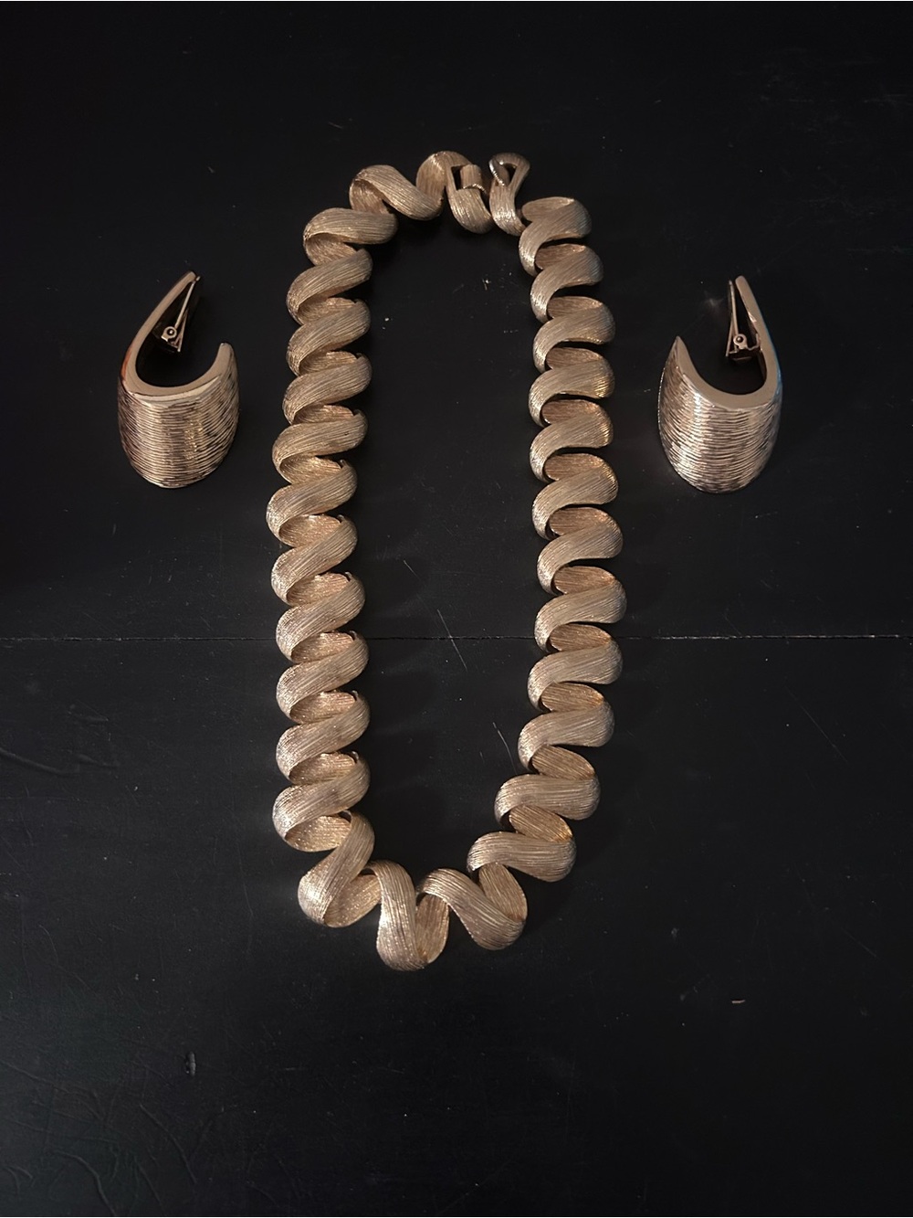Vtg Heavy Gold Tone Textured Ribbon Swirl Necklace & Clip On Earrings Set
